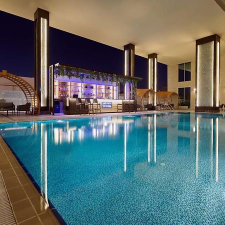 Отель Doubletree By Hilton Doha - Al Sadd Экстерьер фото The swimming pool at the hotel