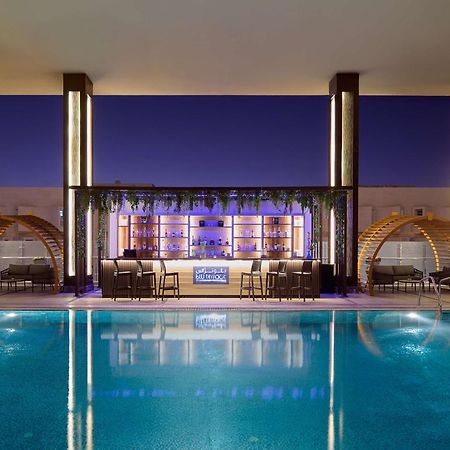 Отель Doubletree By Hilton Doha - Al Sadd Экстерьер фото The pool at the hotel