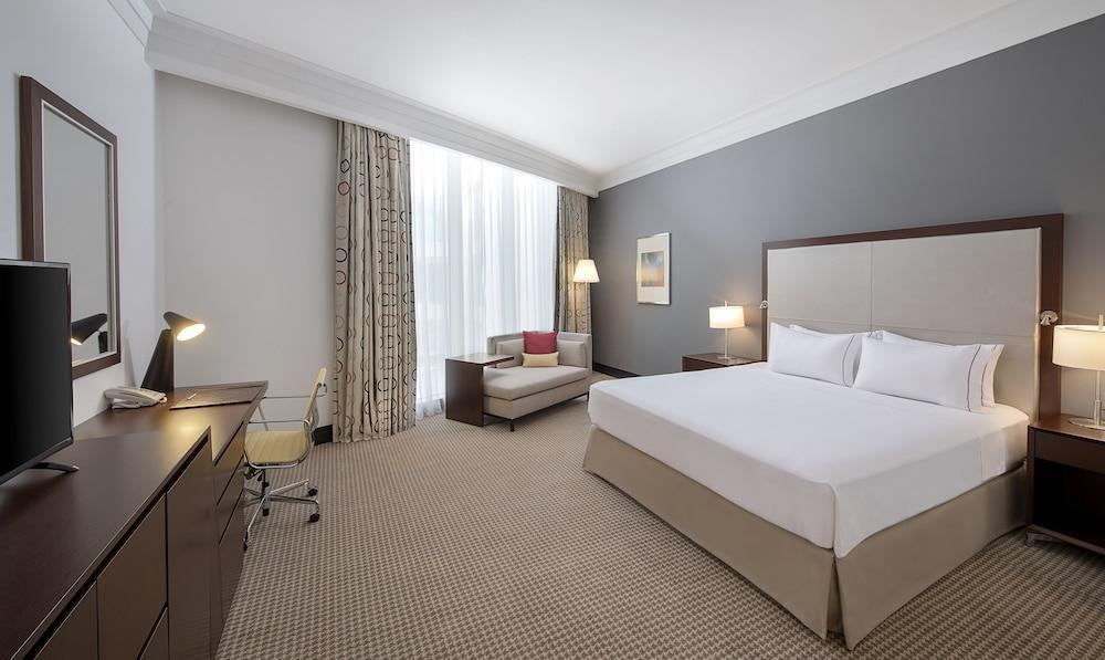 Отель Doubletree By Hilton Doha - Al Sadd Экстерьер фото A room at the Hilton London Heathrow