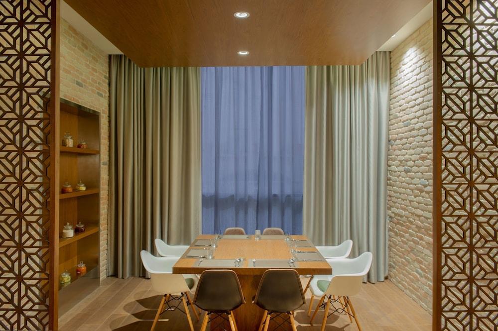 Отель Doubletree By Hilton Doha - Al Sadd Экстерьер фото Meeting room