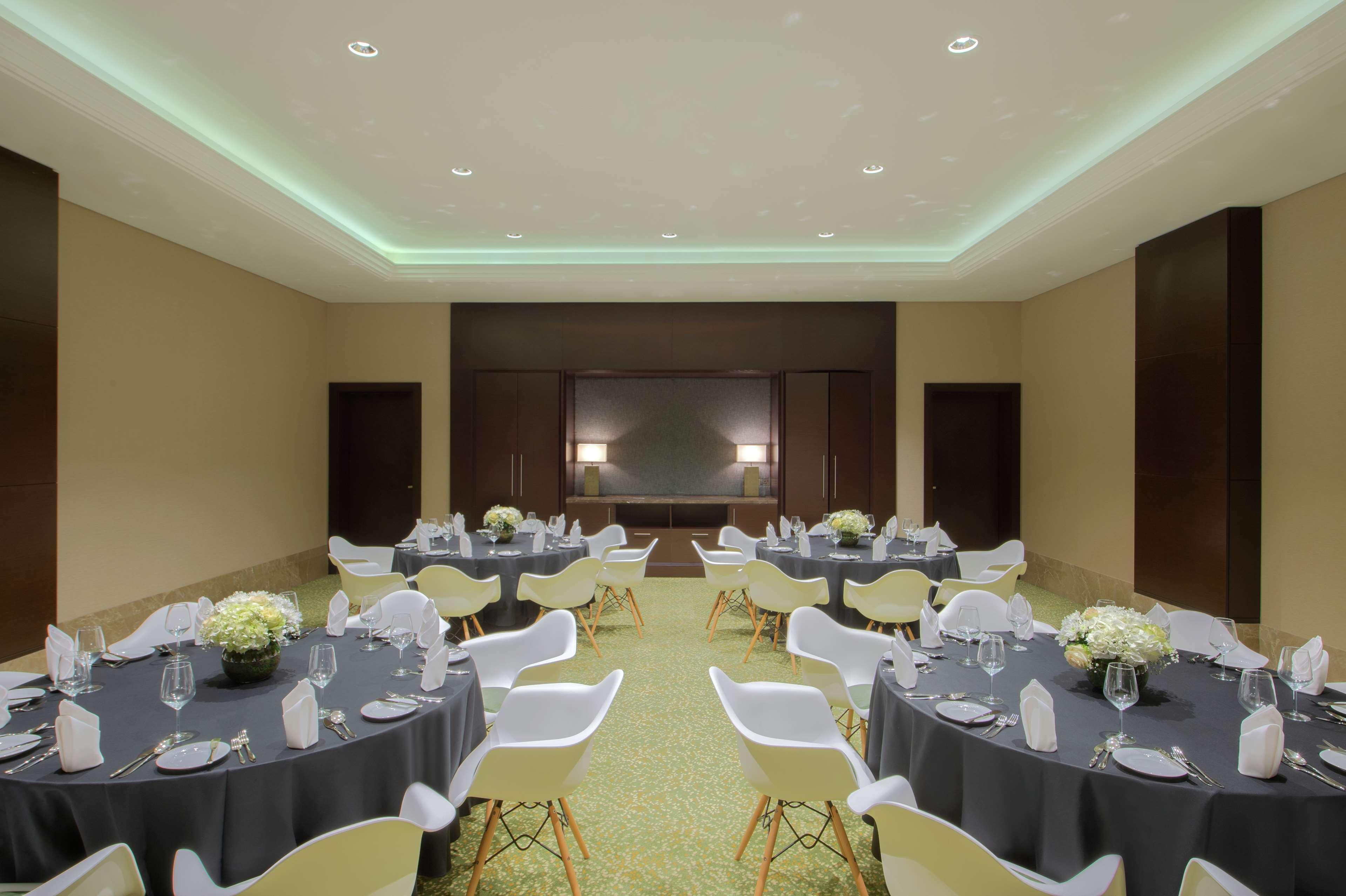 Отель Doubletree By Hilton Doha - Al Sadd Экстерьер фото Meeting room