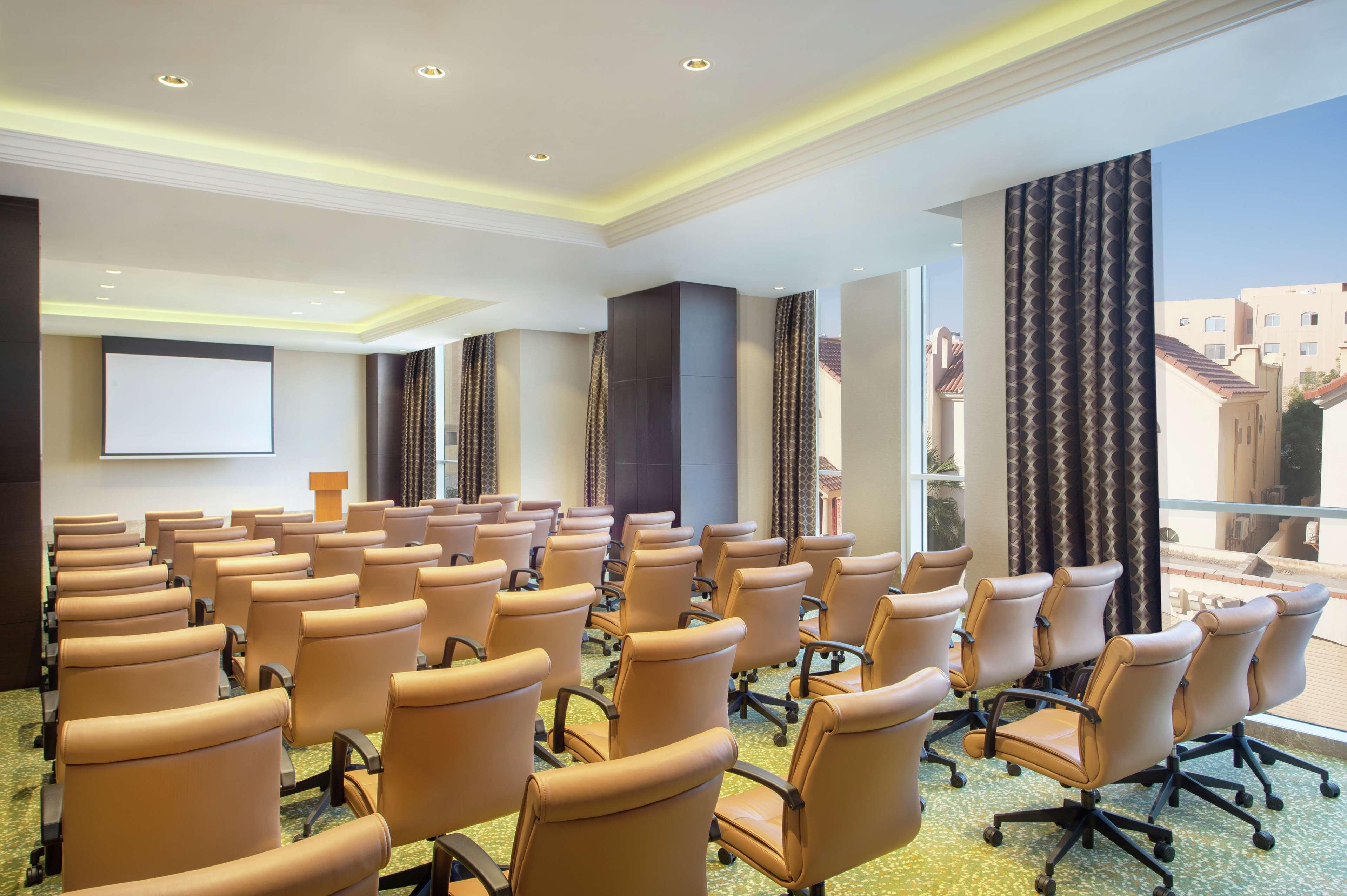 Отель Doubletree By Hilton Doha - Al Sadd Экстерьер фото Meeting room