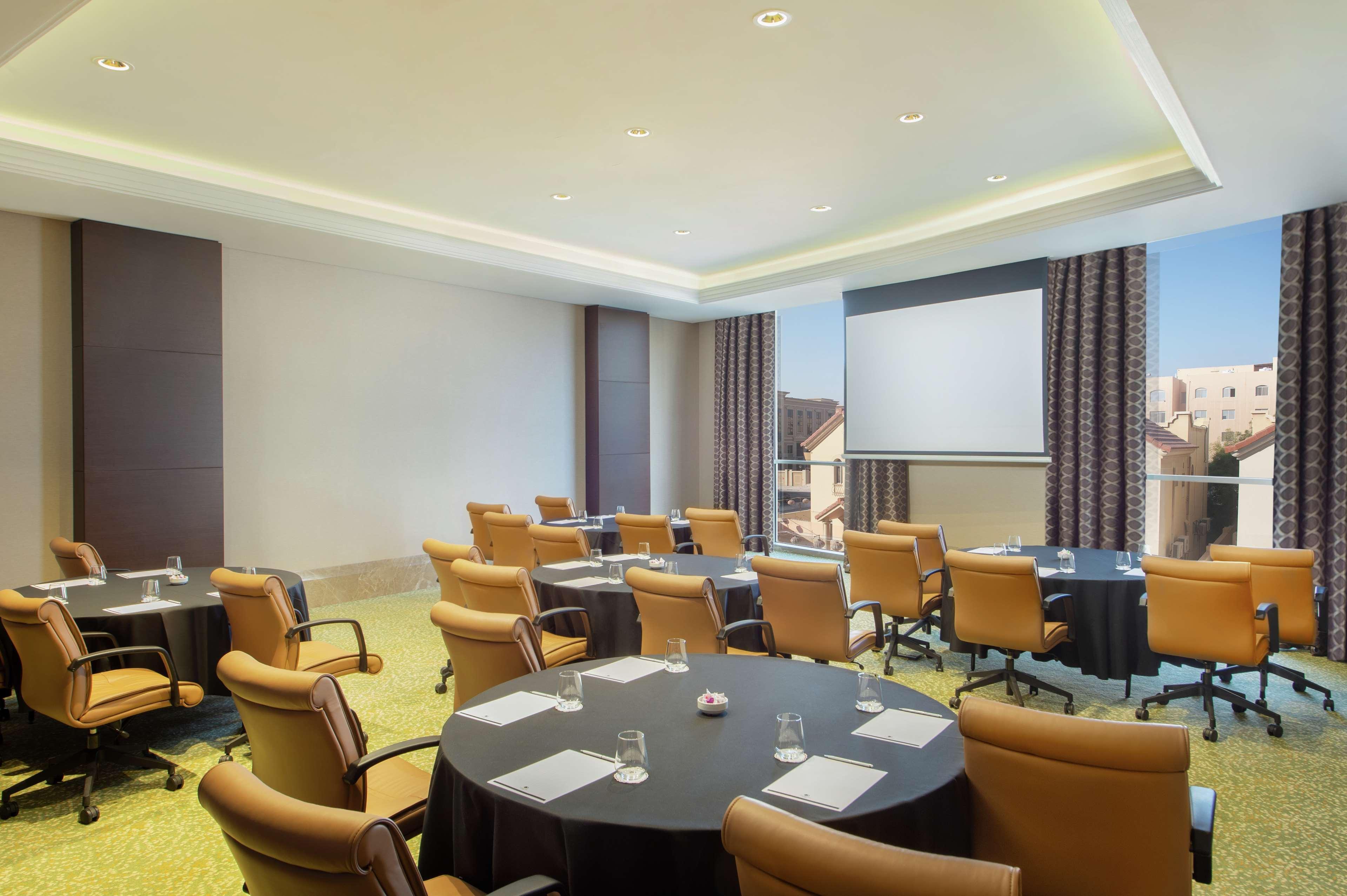 Отель Doubletree By Hilton Doha - Al Sadd Экстерьер фото Meeting room