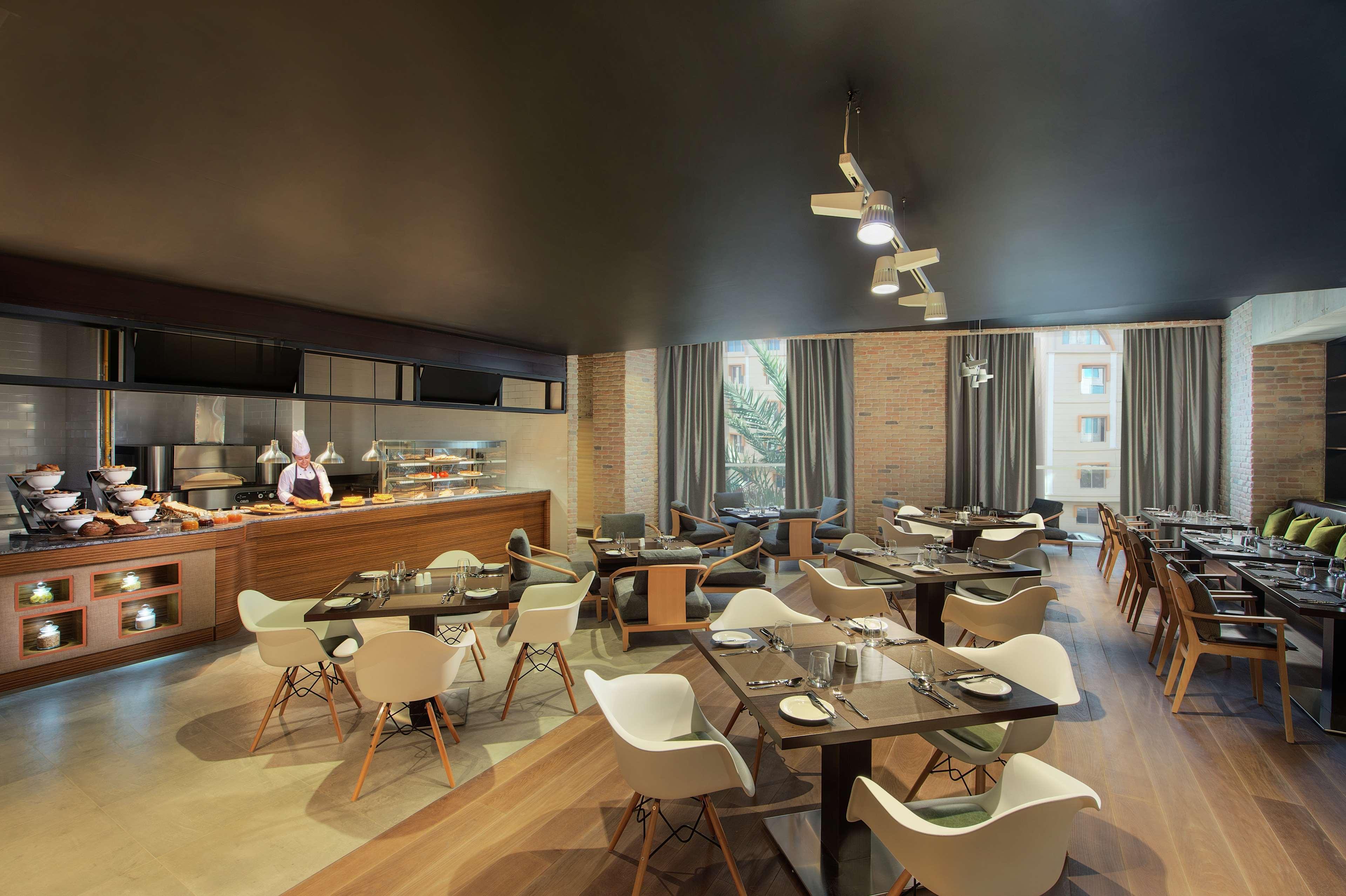 Отель Doubletree By Hilton Doha - Al Sadd Экстерьер фото Restaurant