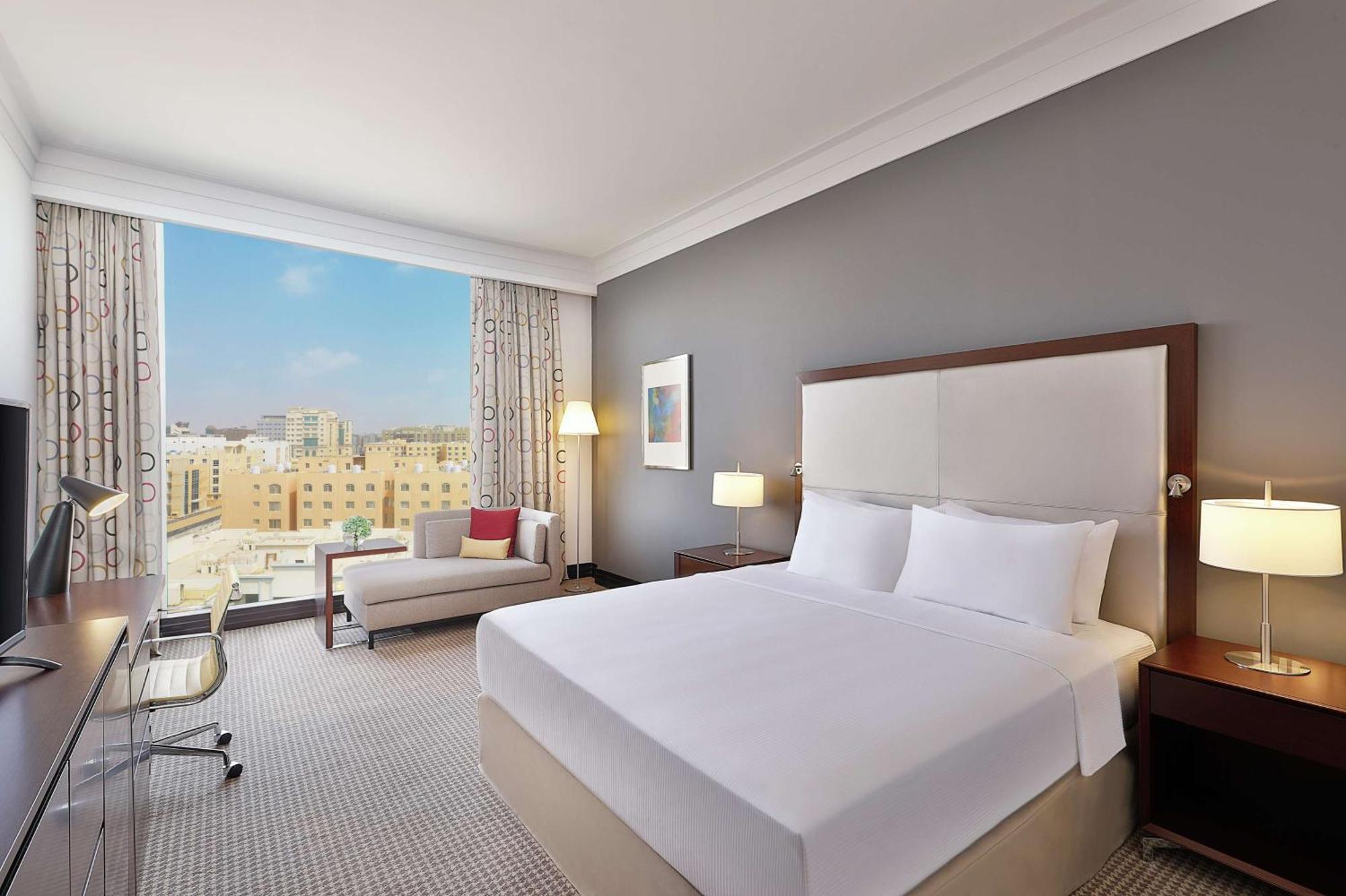 Отель Doubletree By Hilton Doha - Al Sadd Экстерьер фото A guest room at the hotel