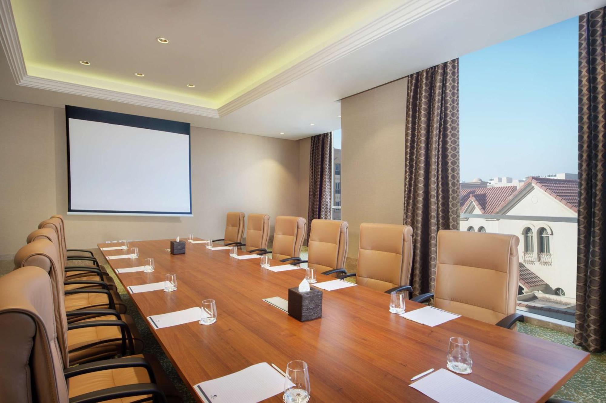 Отель Doubletree By Hilton Doha - Al Sadd Экстерьер фото Meeting room