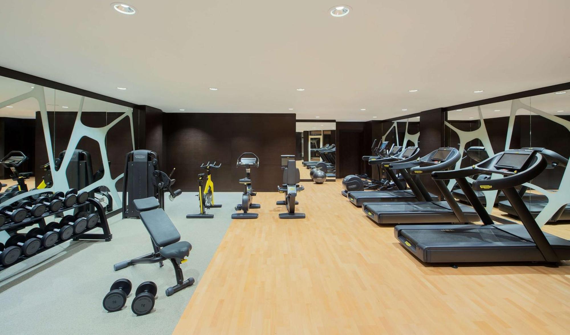 Отель Doubletree By Hilton Doha - Al Sadd Экстерьер фото The gym at the hotel