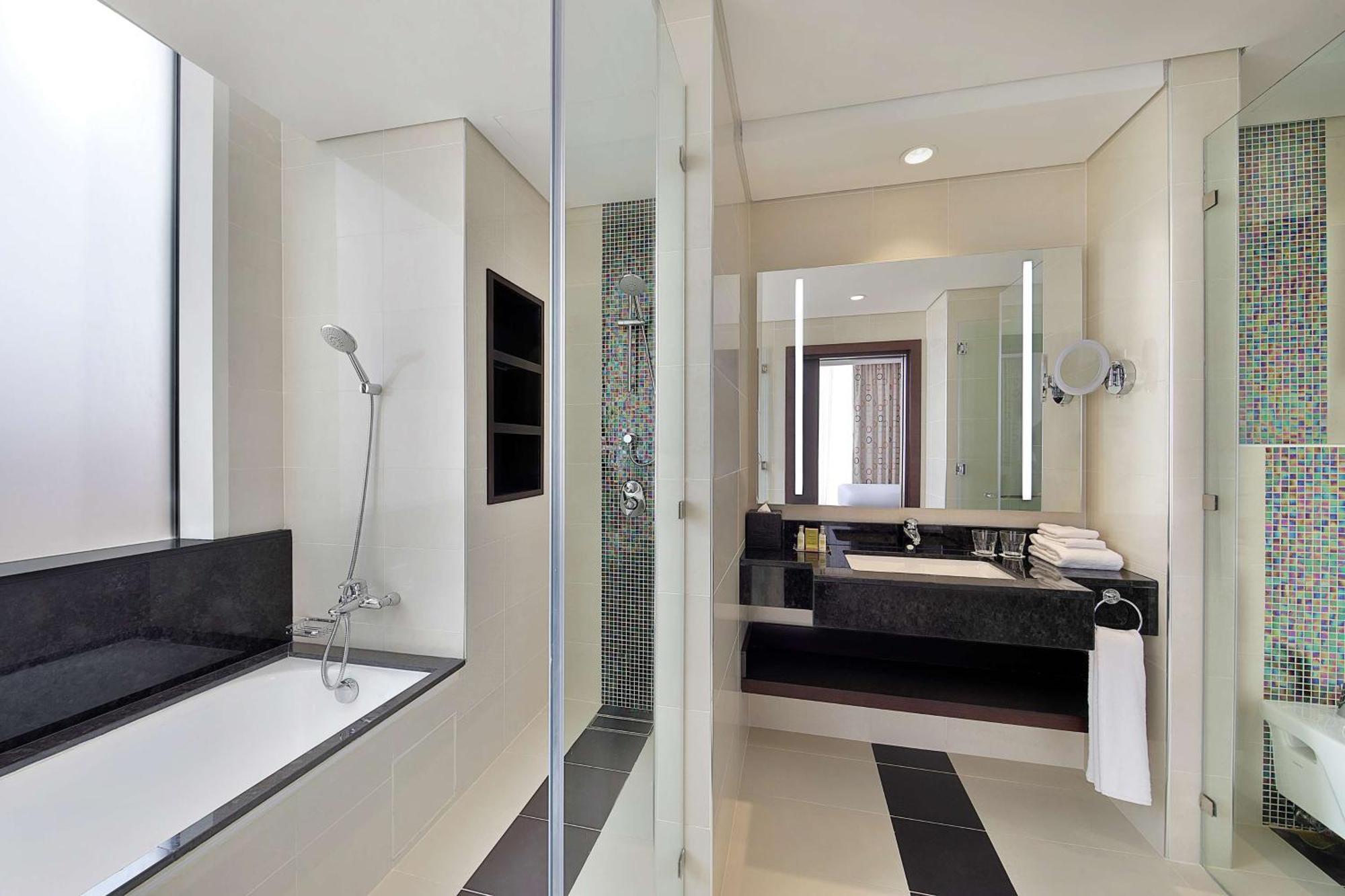 Отель Doubletree By Hilton Doha - Al Sadd Экстерьер фото Bathroom