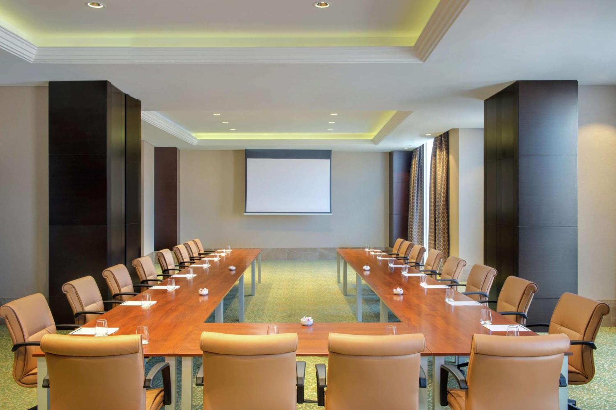 Отель Doubletree By Hilton Doha - Al Sadd Экстерьер фото Meeting room