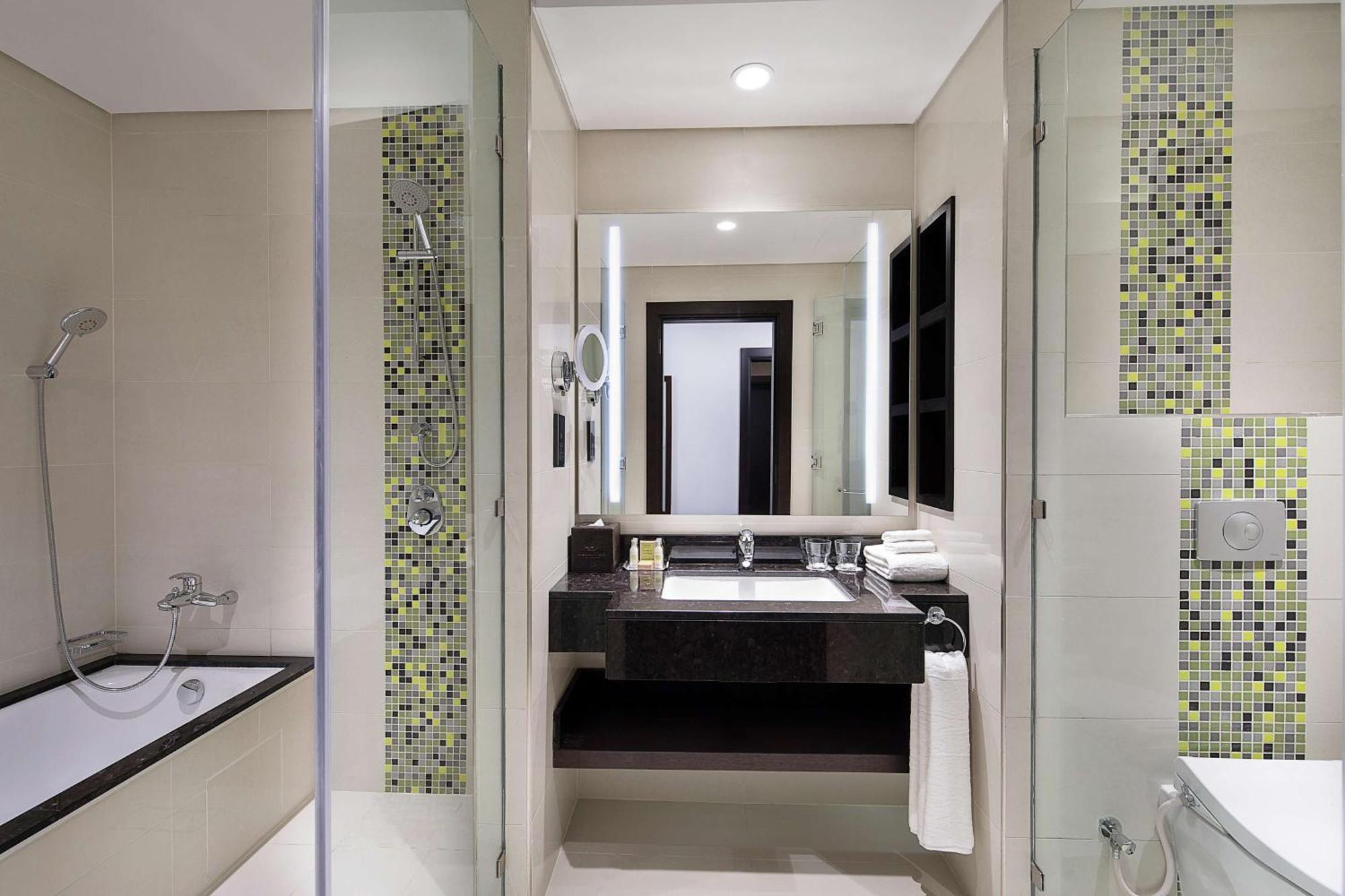 Отель Doubletree By Hilton Doha - Al Sadd Экстерьер фото Bathroom