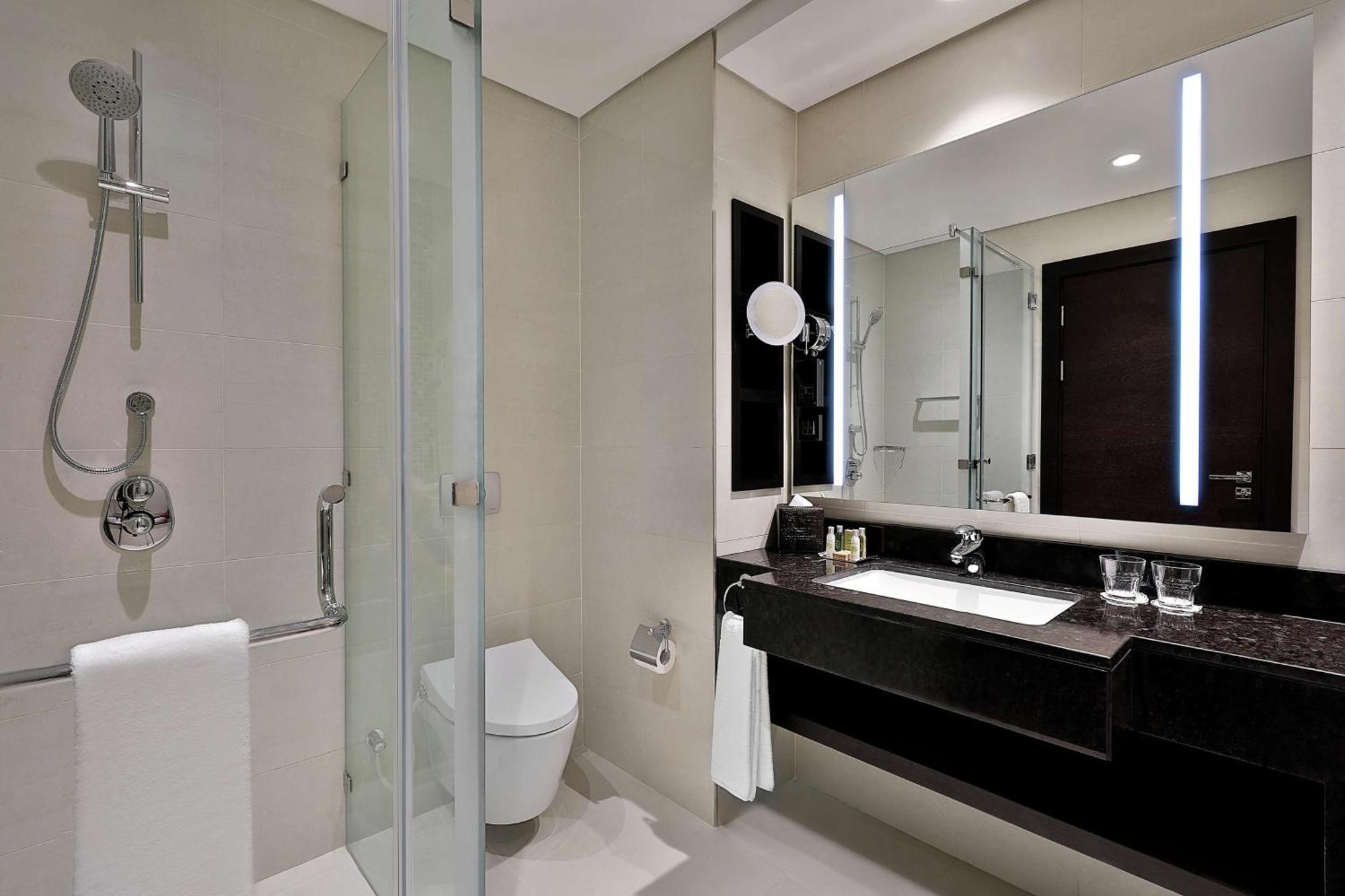 Отель Doubletree By Hilton Doha - Al Sadd Экстерьер фото Bathroom