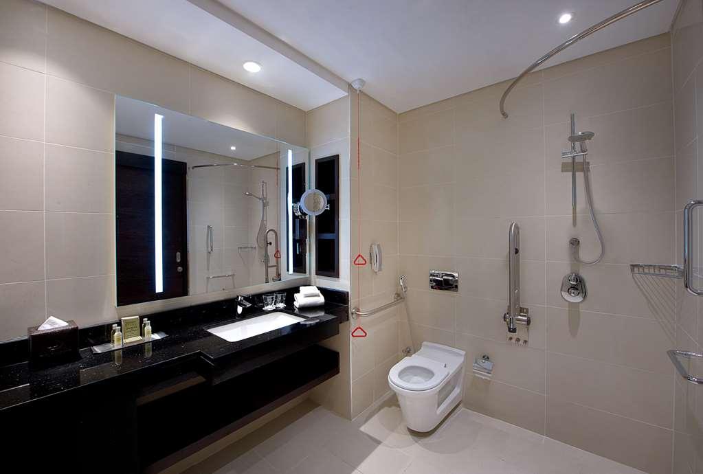 Отель Doubletree By Hilton Doha - Al Sadd Номер фото A bathroom in a hotel