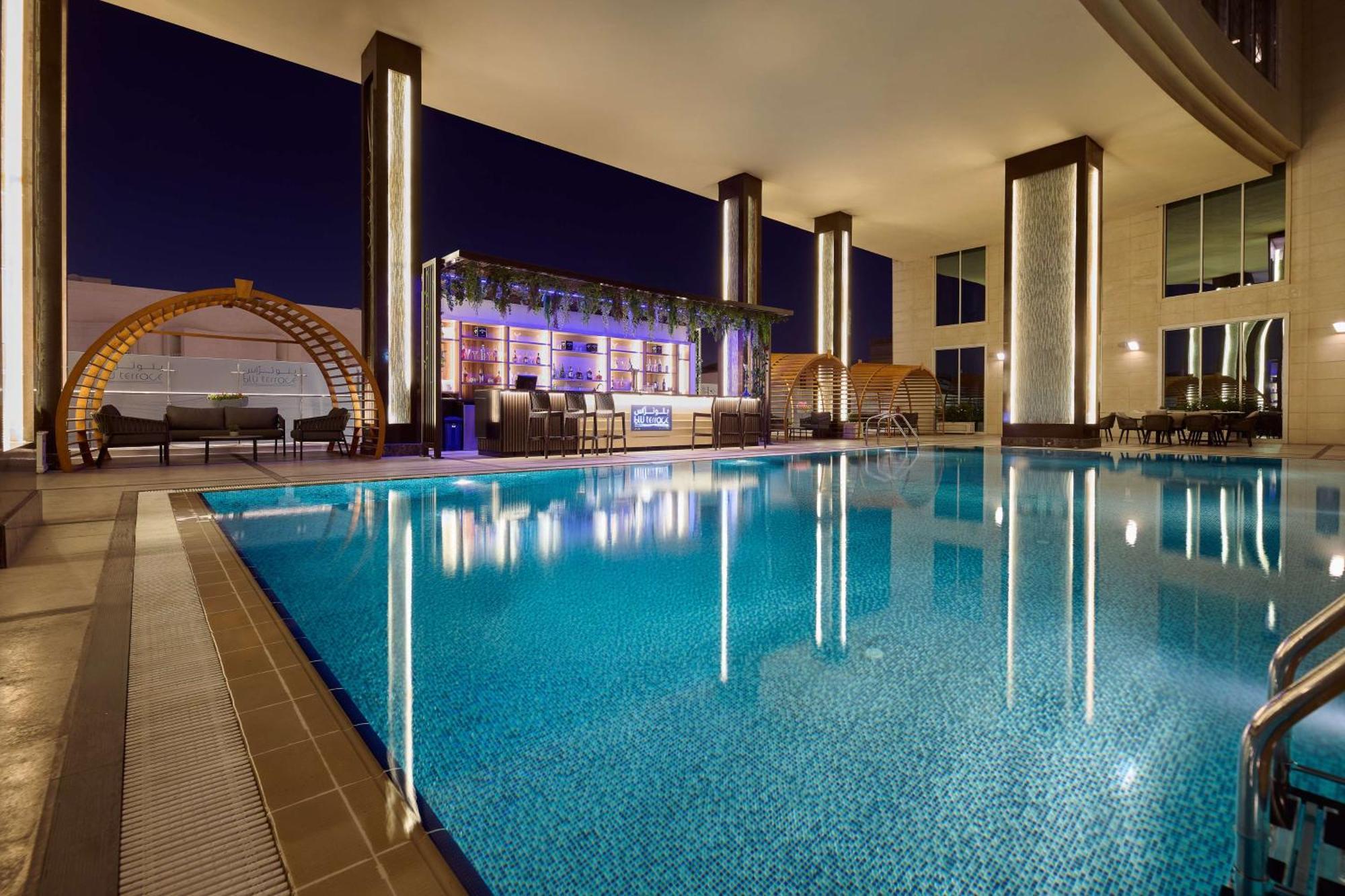 Отель Doubletree By Hilton Doha - Al Sadd Экстерьер фото The swimming pool at the hotel