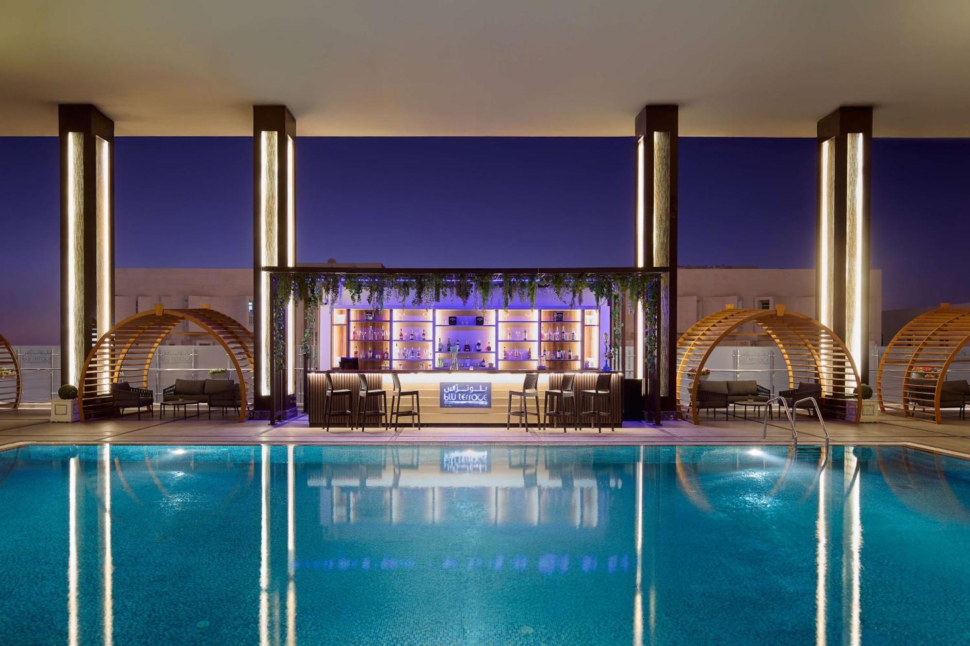 Отель Doubletree By Hilton Doha - Al Sadd Экстерьер фото The pool at the hotel