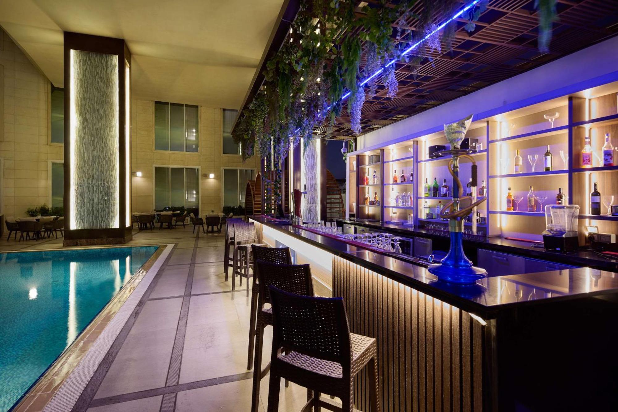 Отель Doubletree By Hilton Doha - Al Sadd Экстерьер фото The bar at the pool