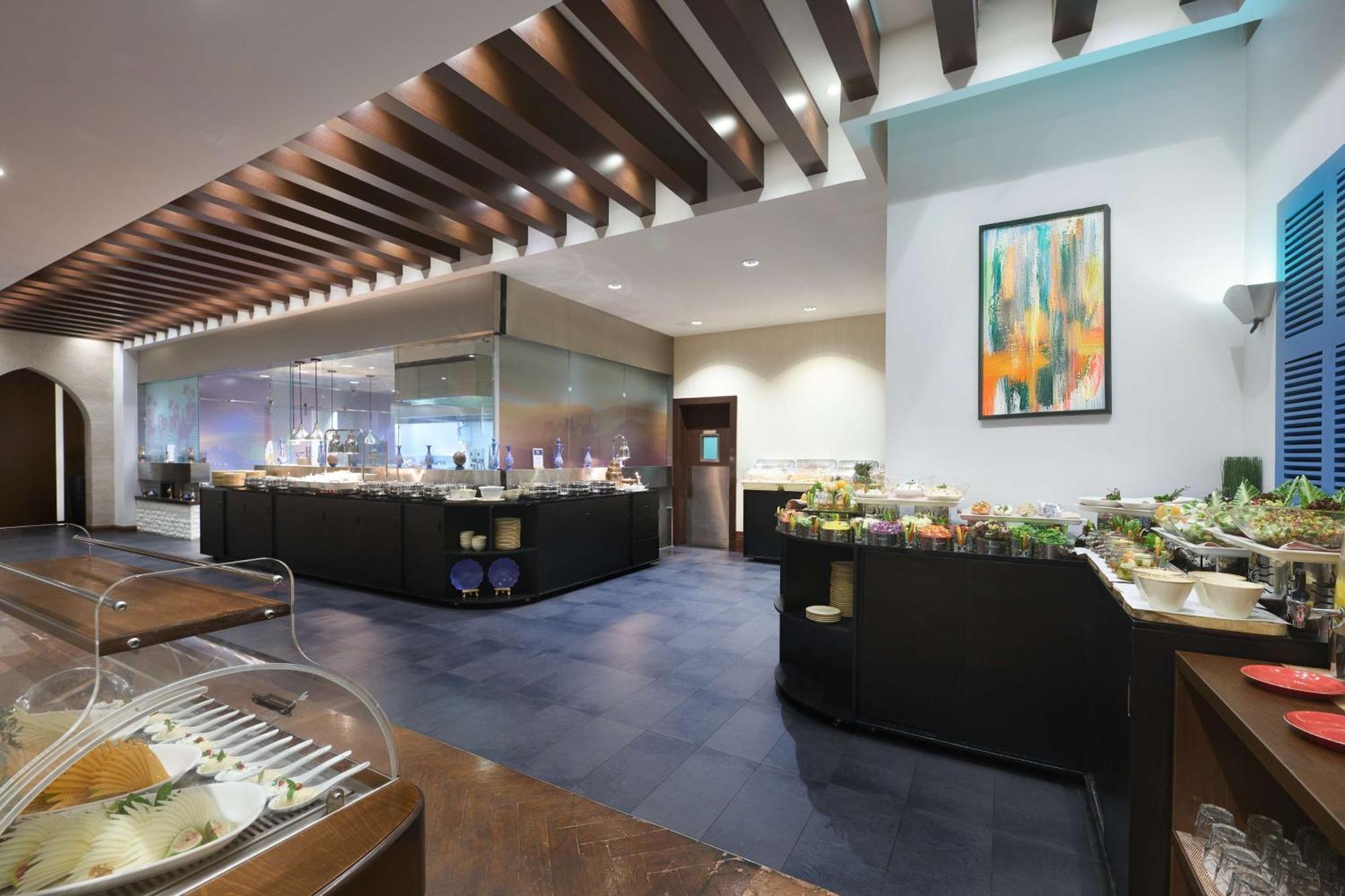 Отель Doubletree By Hilton Doha - Al Sadd Экстерьер фото The restaurant