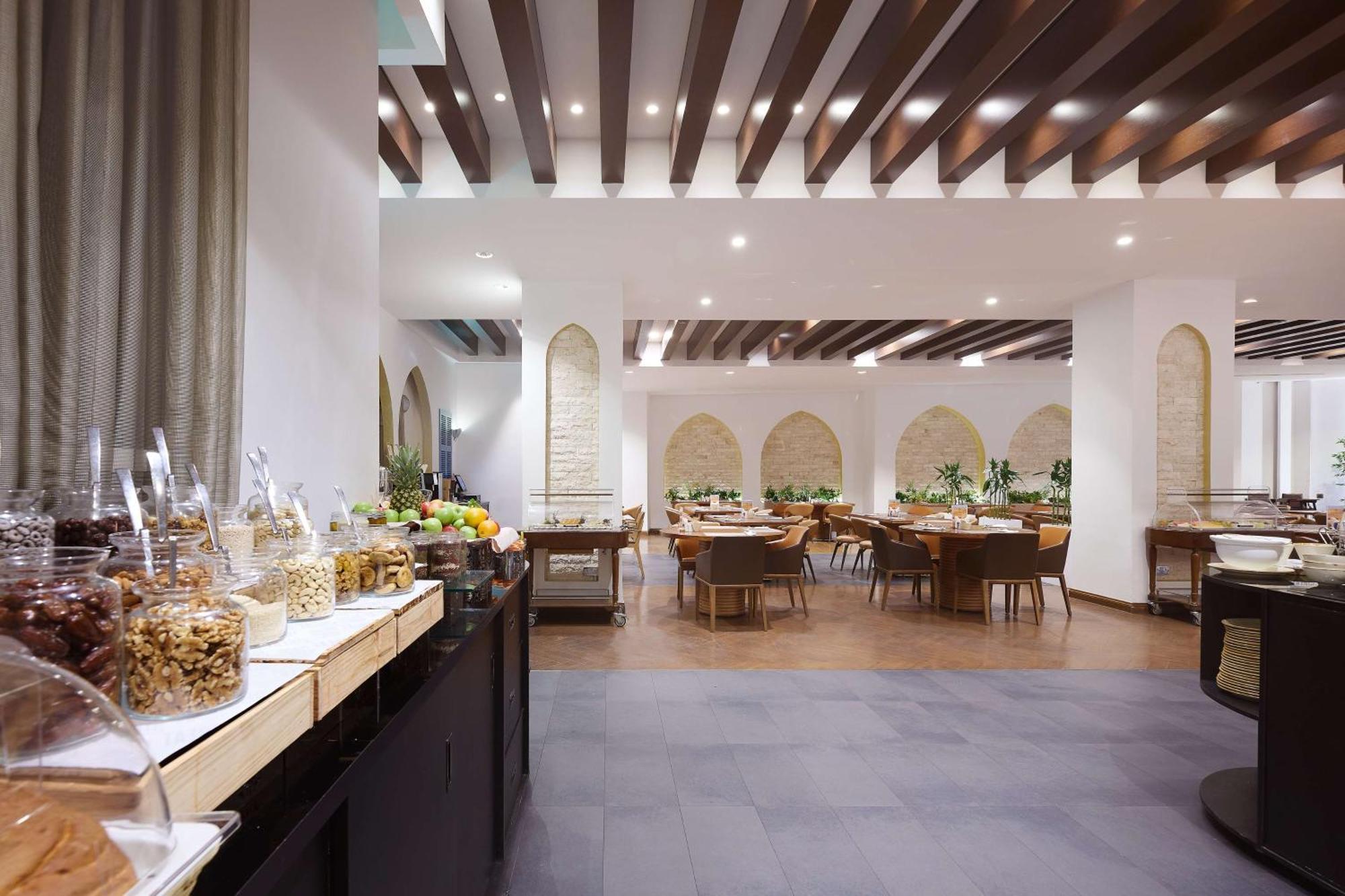 Отель Doubletree By Hilton Doha - Al Sadd Экстерьер фото The interior of the restaurant