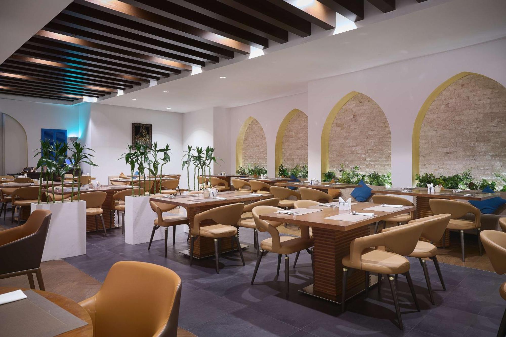 Отель Doubletree By Hilton Doha - Al Sadd Экстерьер фото The restaurant