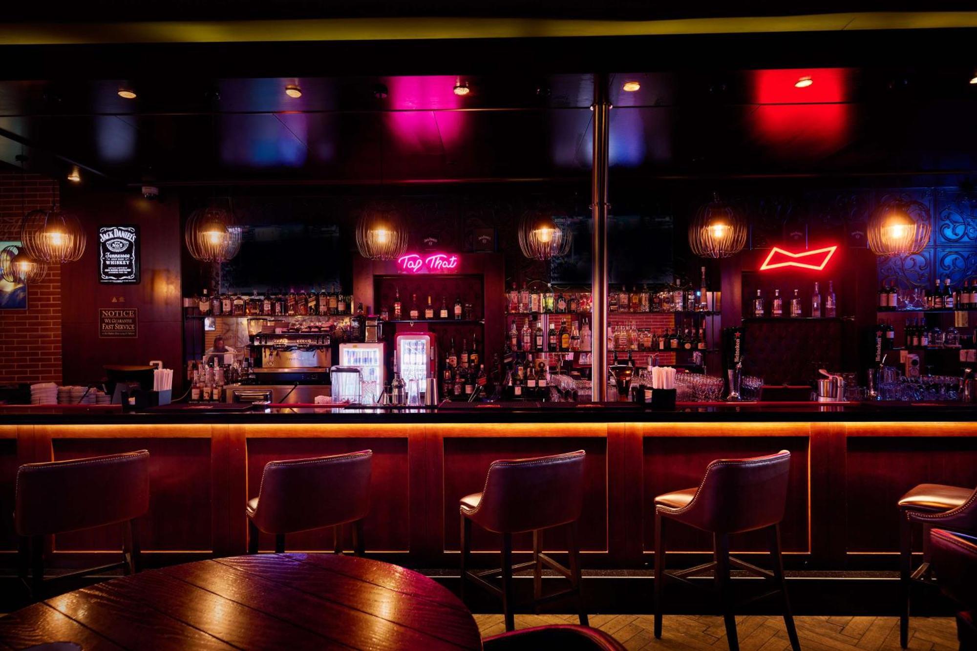 Отель Doubletree By Hilton Doha - Al Sadd Экстерьер фото The bar at the nightclub